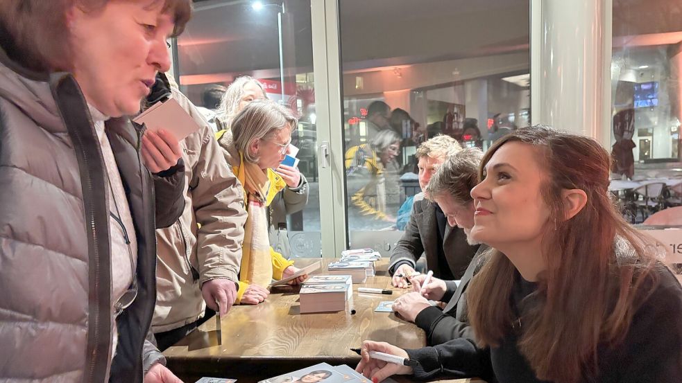 Vor der Premiere gab es die Stars von Angesicht zu Angesicht: Sophie Dal, Maxim Mehmet und Felix Vörtler schrieben fleißig Autogramme. Foto: Oliver Bär