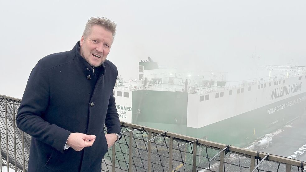 Zeigt sich optimistisch: Autoport-Geschäftsführer Manfred de Vries im Emder Hafen. Foto: Martin Teschke