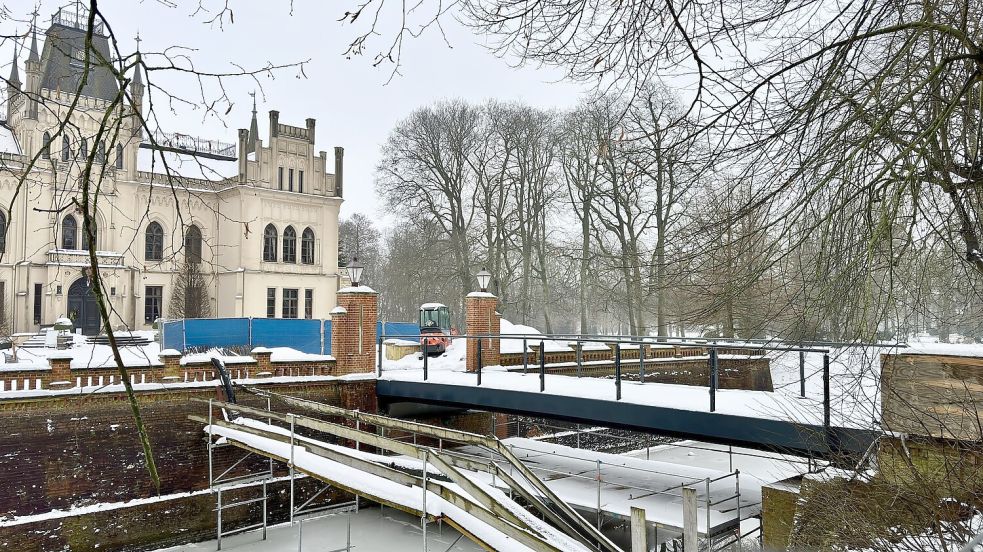 Die Arbeiten für die neue Evenburg-Brücke laufen. Foto: Klaus Ortgies