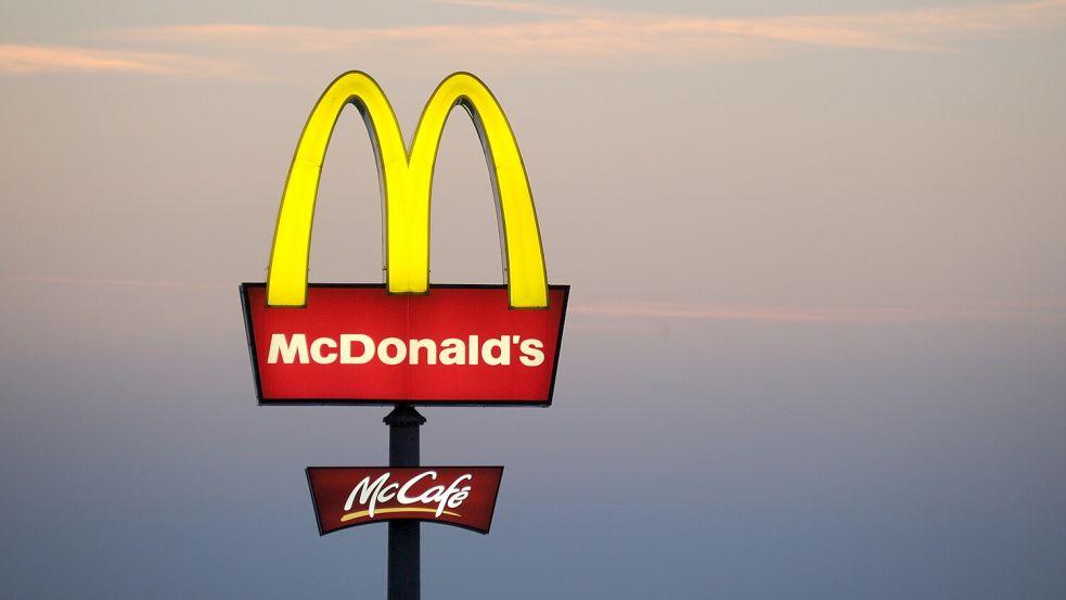 Wird solch ein Werbeschild der Restaurantkette McDonald’s schon bald über Wittmund sichtbar? Die Gerüchteküche brodelt. Foto: Tobias Hase/dpa/Archiv