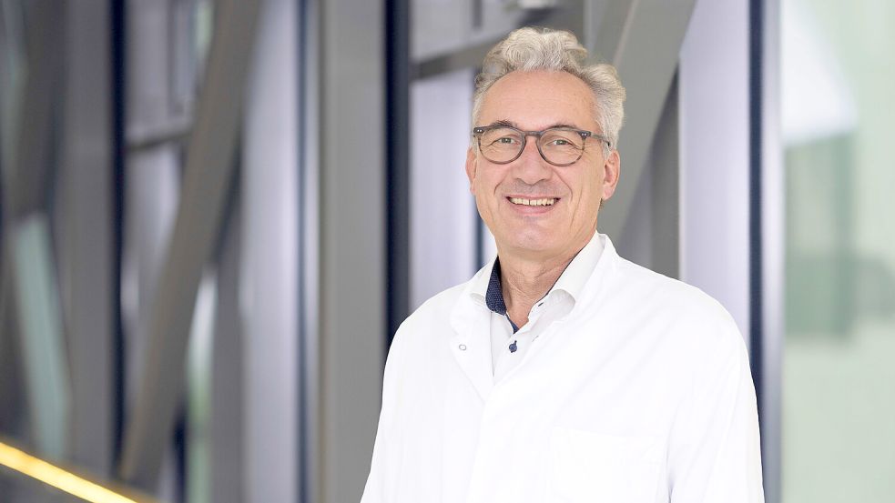 Dr. Markus Dornbach ist Chefarzt in Weener und beschäftigt sich viel mit den Folgen von Alkohol. Foto: Akka Olthoff