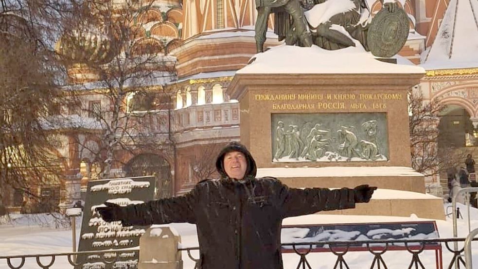 Das Foto zeigt Kai Schoolmann vor der Basilius-Kathedrale in Moskau.