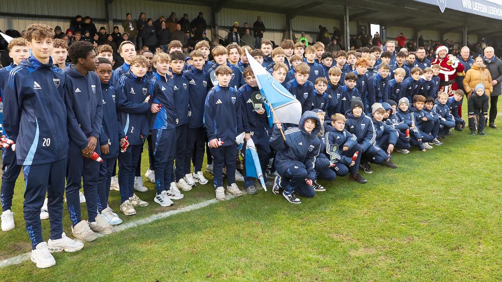 Beim letzten Regionalliga-Heimspiel der Männer vor der Winterpause Anfang Dezember wurden die Leistungen der Jugend-Mannschaften von der U19 bis zur U13 gewürdigt und die Nachwuchsfußballer im Ostfrieslandstadion begrüßt. Foto: Jens Doden/ Emden