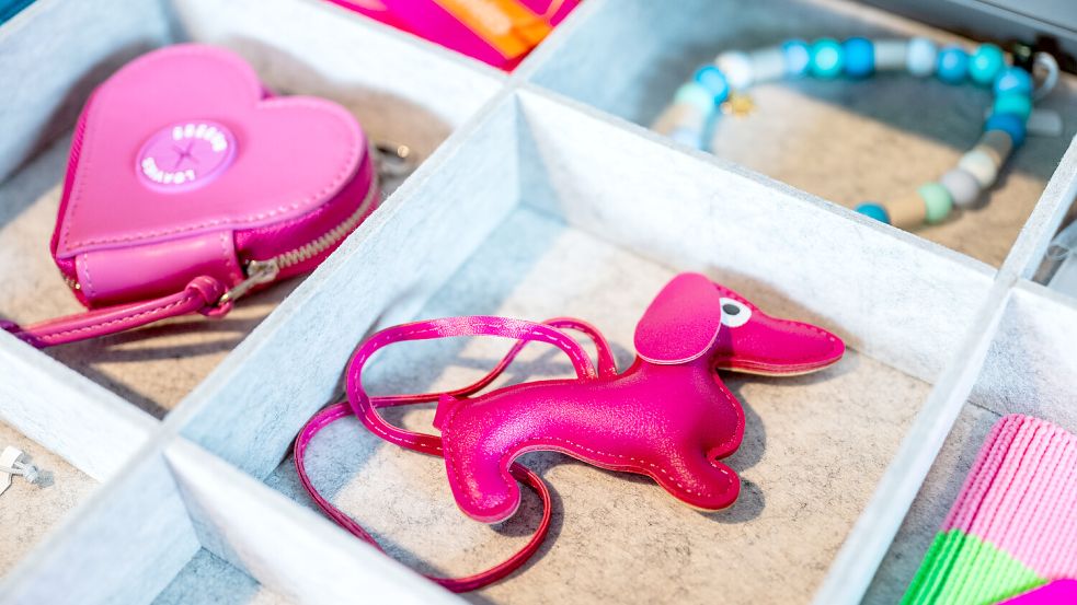 Ausgefallene Accessoires gibt es hier für Hunde-Liebhaber und ihre Vierbeiner zu kaufen. Foto: IMAGO / Funke Foto Services