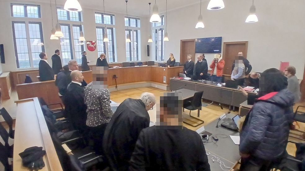 Viele Beteiligte prägen den Prozess: fünf Richter, sieben Anwälte, drei Dolmetscher und neun Wachtmeister waren am Eröffnungstag unter anderem im Schwurgerichtssaal des Oldenburger Landgerichts zugegen. Foto: Ole Rosenbohm