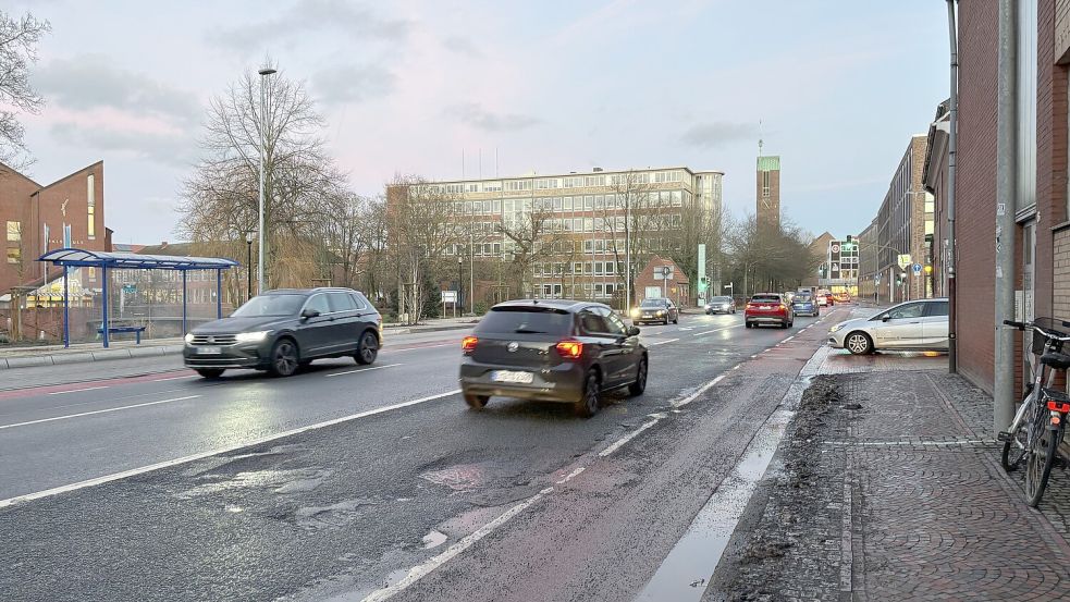 Auf dem Straßenabschnitt zwischen Abdenastraße und Agterum sind einige große Schlaglöcher nach dem Frost und Schnee sichtbar geworden. Fotos: Mona Hanssen