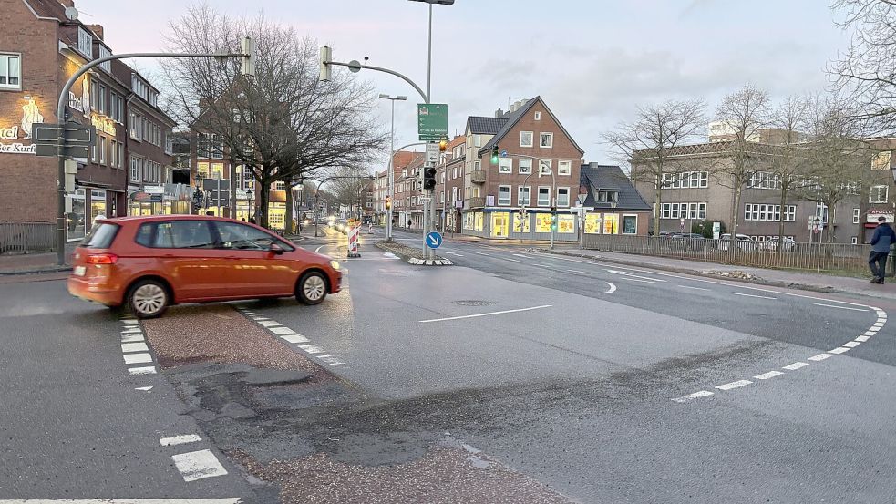 Auch am Agterum rumpelt es ordentlich. Hier sind Schlaglöcher an einer bereits mehrfach geflickten Straßenstelle entstanden.