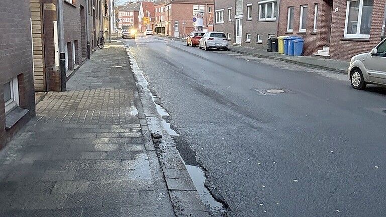 Auch Radfahrer müssen an den Straßenrändern aufpassen. Hier an der Nordertorstraße ist der Asphalt teilweise gebrochen.