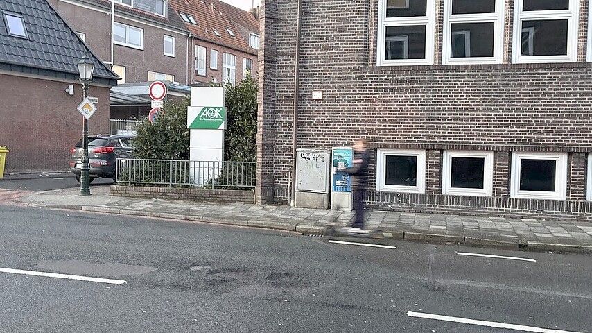 Zwischen Beiden Bleichen mit tiefen Schlaglöchern nach dem Frost.
