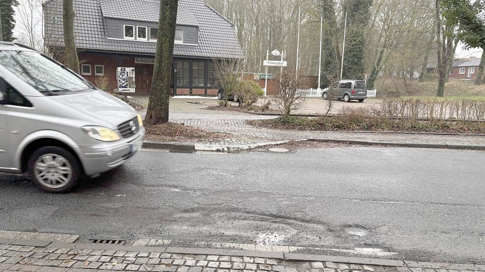 Ein großes Schlagloch in der Boltentorstraße, das von Autofahrern - wenn möglich - umfahren wird. Foto: Mona Hanssen