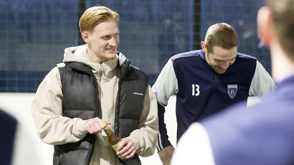 Auch der Jeddeloher Pascal Steinwender schaute in der Soccerhalle bei den ehemaligen Teamkollegen vorbei. Foto: Jens Doden/ Emden