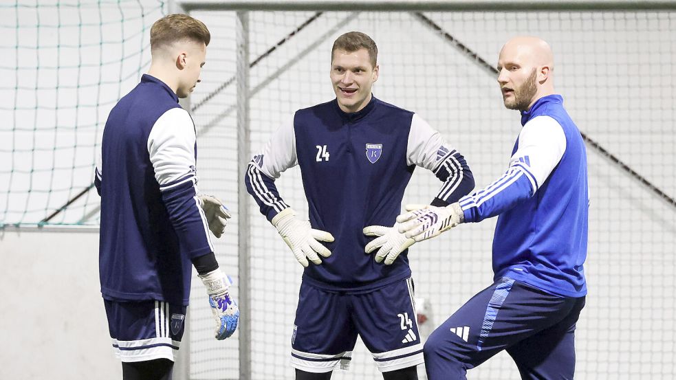 Luca Petzold (Mitte) war in der Hinserie Stammkeeper in Bahlingen. Rechts im Bild ist der Emder Torwarttrainer Daniel Kossenjans. Foto: Jens Doden/ Emden