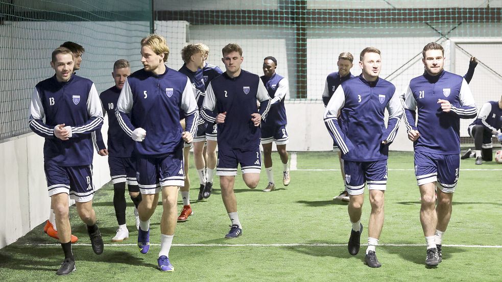 Nach dem Auftakt am Mittwoch in der Soccerhalle geht es nun nach draußen auf den Fußballplatz. Nach drei weiteren Einheiten von Donnerstag bis Samstag steht Sonntag der erste Test an. Foto: Jens Doden/ Emden