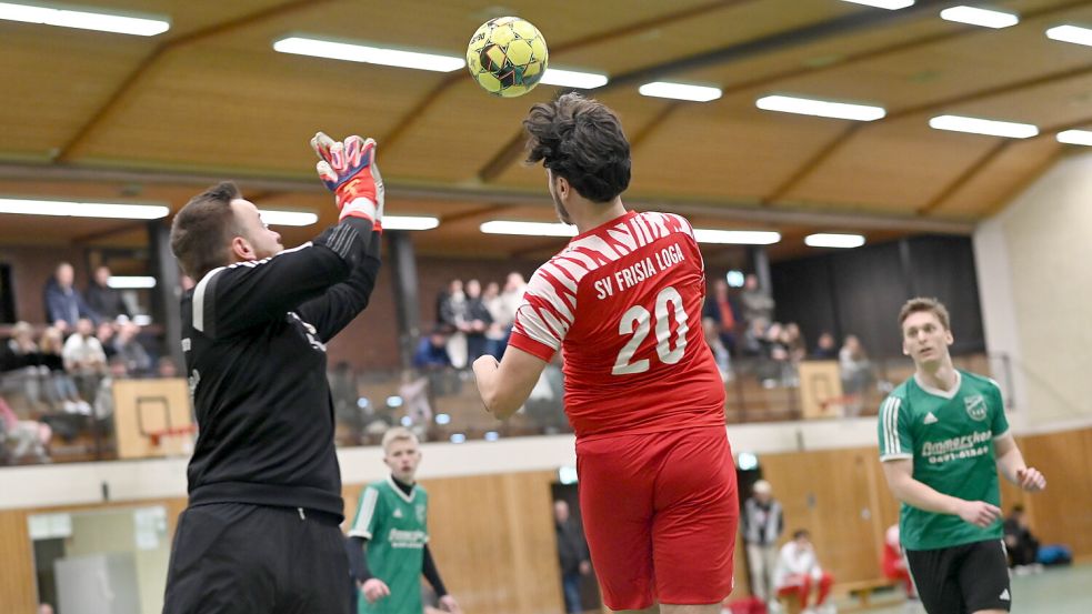 Hoch her ging es schon im vergangenen Jahr zwischen Frisia Loga und dem BSV Bingum bei der Stadthallenmeisterschaft. Beide Teams treffen auch dieses Mal in der Gruppenphase aufeinander. Foto: Mario Rauch