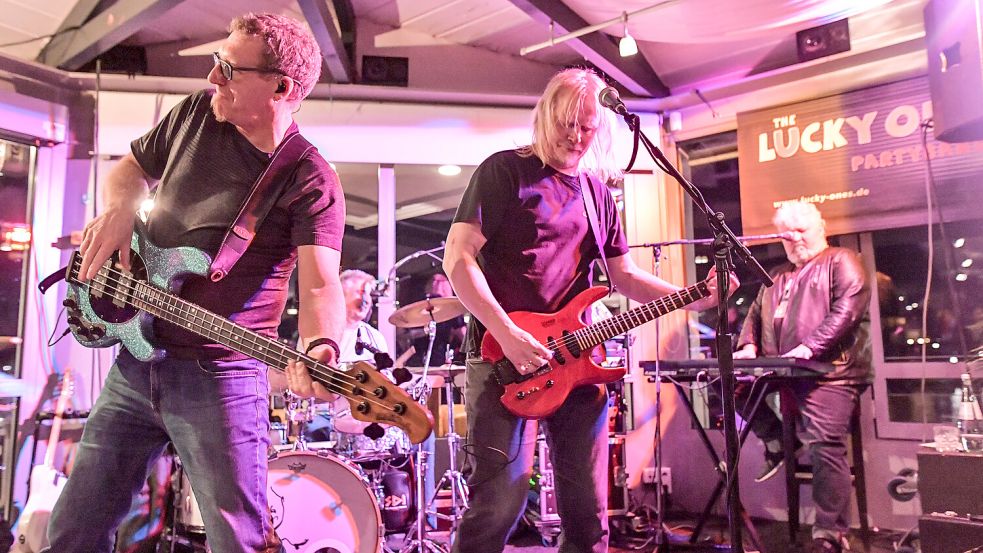 Auch The Lucky Ones – hier bei einem Auftritt in Leer – sind in Emden am Start. Foto: Klaus Ortgies/Archiv