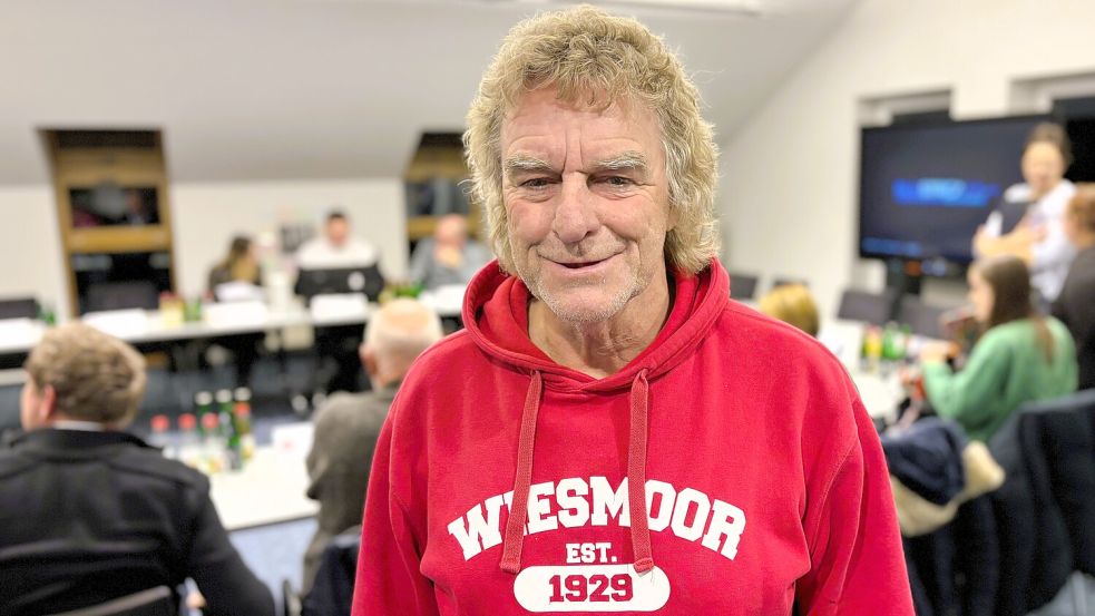 Focko Schoon, Vorsitzender des VfB Germania Wiesmoor, mal nicht auf dem Fußballplatz: Der Kampf um den neuen Wiesmoorer Kunstrasenplatz wurde im Sportausschuss ausgetragen. Foto: Nicole Böning