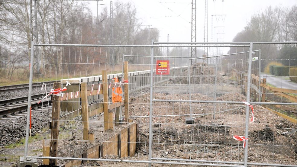 In Fahrtrichtung Emden wurde die Bahnsteigkante gesetzt – aber auf dieser Seite ist noch einiges zu tun. Foto: Karin Lüppen