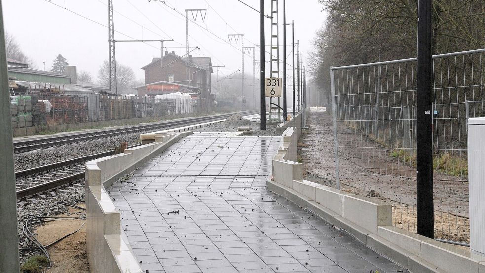 Die Bahnsteige werden barrierefrei erreichbar sein – auf westlicher Seite der Gleise ist die Rampe schon erkennbar. Foto: Karin Lüppen