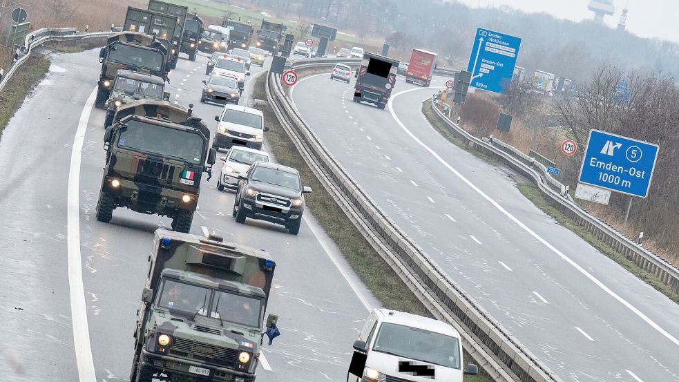 Aktuell sind Militärkonvois von Emden aus in Richtung Lüneburger Heide unterwegs. Foto: Klaus Ortgies