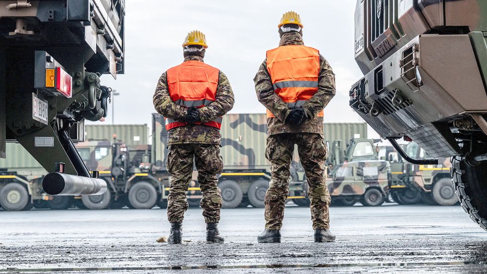 Am Donnerstag haben die italienischen Nato-Streitkräfte mit Unterstützung der Deutschen Material und Fahrzeuge für „Steadfast Dart 26“ in Emden entladen. Foto: Klaus Ortgies