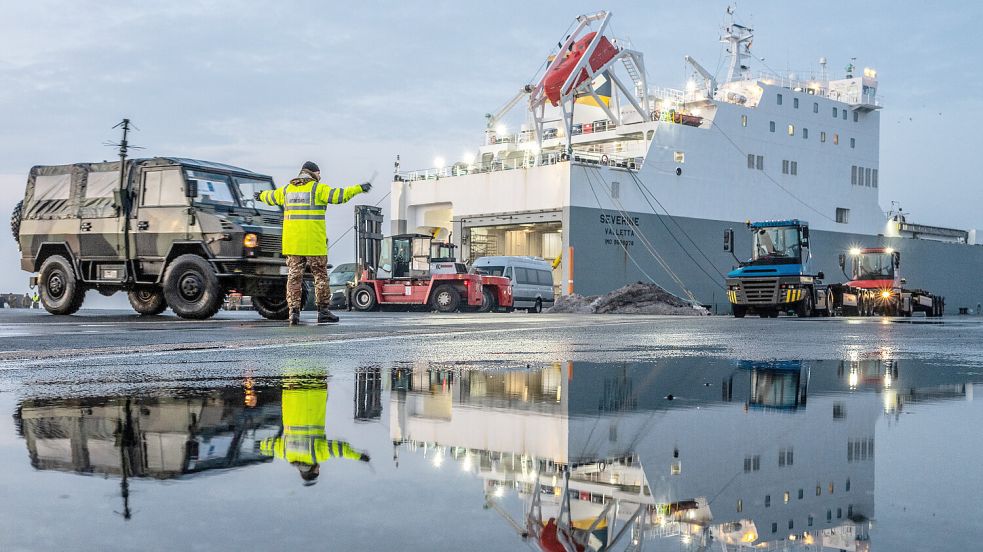 Die italienischen und deutschen Nato-Streitkräfte beim Entladen von Material im Emder Hafen. Foto: Klaus Ortgies