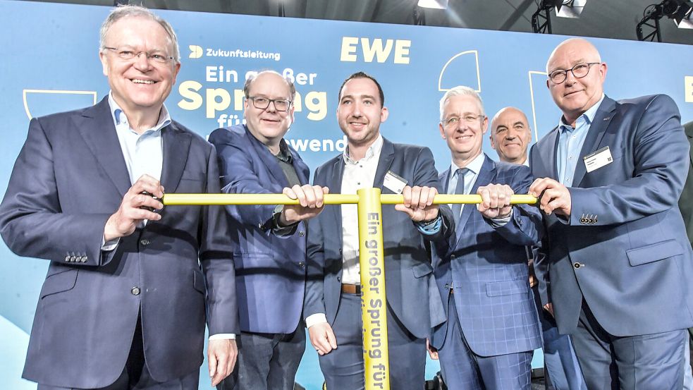 Startschuss für die sogenannte Zukunftsleitung in Jemgum: Niedersachsens damaliger Ministerpräsident Stephan Weil (SPD, von links), Umweltminister Christian Meyer (Grüne), der SPD-Landtagsabgeordnete Nico Bloem, der Leeraner Landrat Matthias Groote (SPD), der EWE-Vorstandsvorsitzende Stefan Dohler und Jemgums Bürgermeister Hans-Peter Heikens (parteilos) drehen den „Schieber-Schlüssel für die Energiewende“. Foto Klaus Ortgies/Archiv