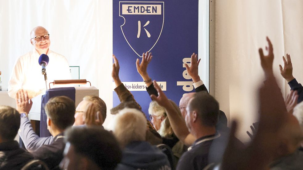 Am 18. September 2025 freute sich Kickers-Vorsitzender Hendrik Poppinga über die erneute Zustimmung der Mitglieder für die Ausgliederung der Regionalliga-Mannschaft. Das Amtsgericht Aurich hat Zweifel, ob die Einladung für diese Mitgliederversammlung fristgerecht erfolgte. Foto: Jens Doden, Emden