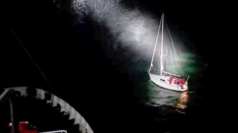 Such- und Bergungsaktion: Crew der „Mellum“ findet das Segelboot nordwestlich von Helgoland. Foto: Wasserstraßen- und Schifffahrtsverwaltung des Bundes, WSV.de