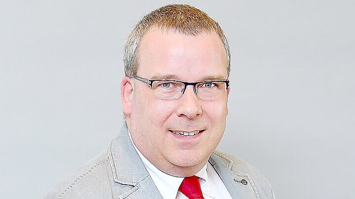 Gebietsreferent Wilfried de Buhr vom DRK-Blutspendedienst NSTOB appelliert an Stammspender und Erstspender, die nächsten Blutspendetermine wahrzunehmen, weil Blutkonserven knapp werden. Foto: DRK-Blutspendedienst NSTOB