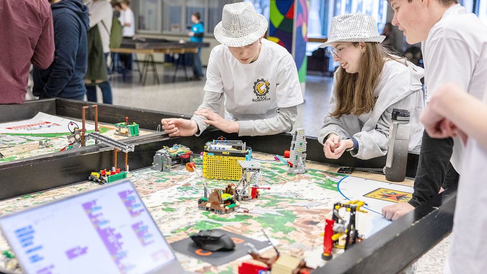 Mit Robotern auf dem Spieltisch Schätze zutage fördern hieß am Carolinum die Aufgabe für die jungen Teilnehmer. Foto: Denise Matthey