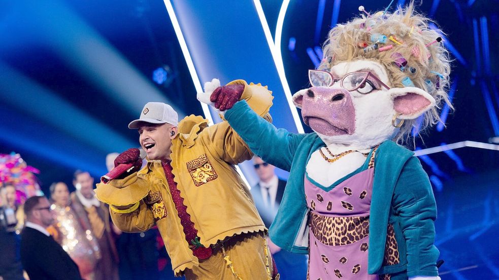 Seit seinem DSDS-Sieg ist Sänger Pietro Lombardi immer wieder zu Gast in deutschen TV-Sendungen, hier bei „The Masked Singer“. Ob er sich als Kuh schon auf Ostfriesland eingestimmt hat? Foto: Rolf Vennenbernd/dpa