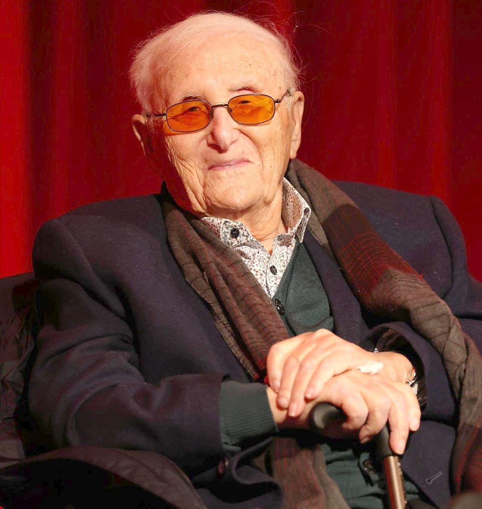 Albrecht Weinberg hat als Jugendlicher den Holocaust überlebt. Er sprach jetzt vor Hunderten Besuchern im Emder Festspielhaus. Foto: Tobias Bruns
