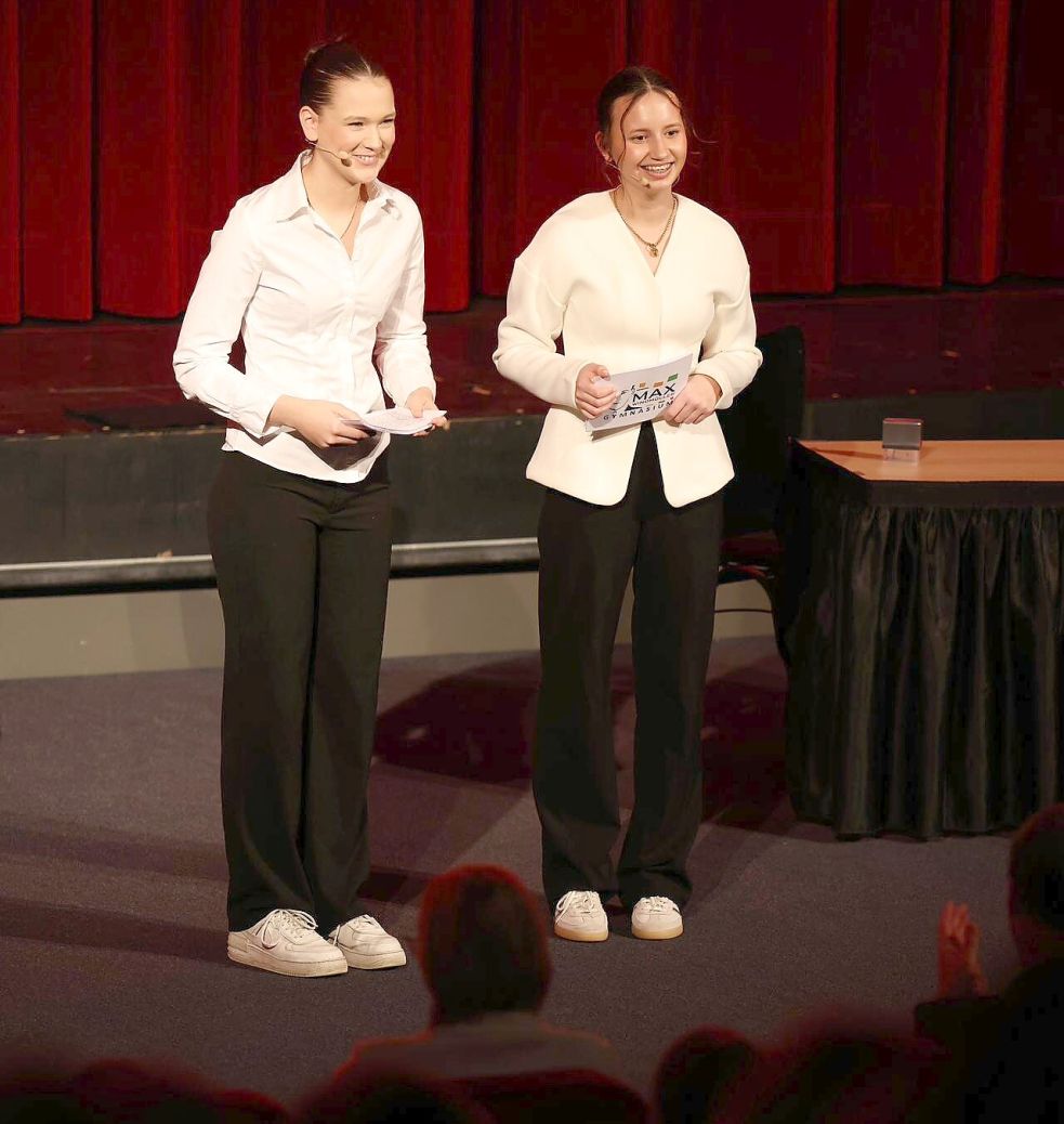 Lea Gerdhabing (links) und Rieke Götemann moderierten die Veranstaltung. Foto: Tobias Bruns