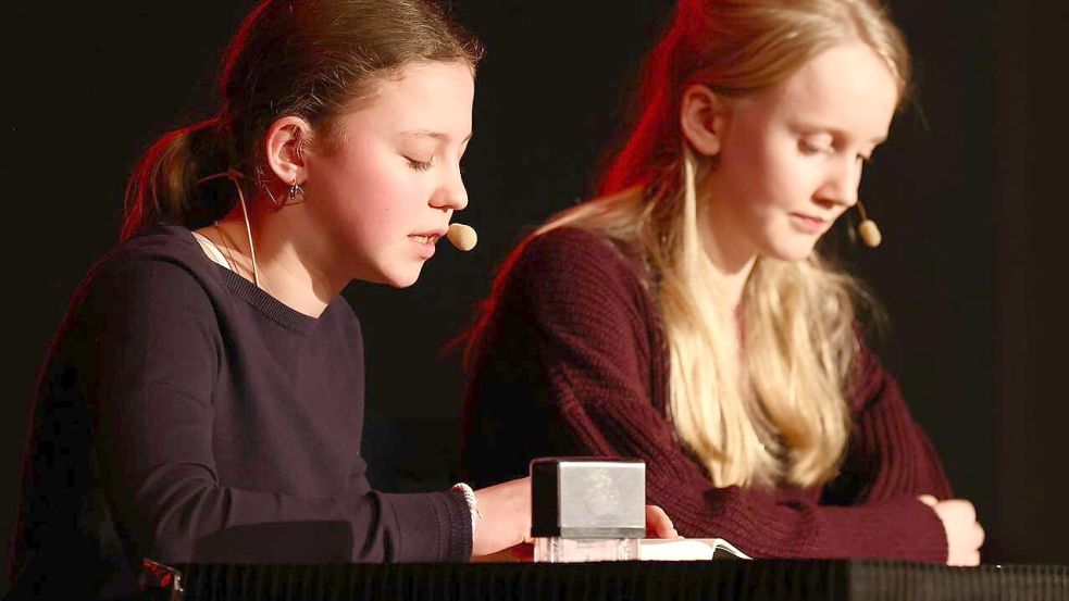 Riemke Langer (links) und Nia Ysker lasen Passagen aus dem Buch "Damit die Erinnerung nicht verblasst wie die Nummer auf meinem Arm". Foto: Tobias Bruns