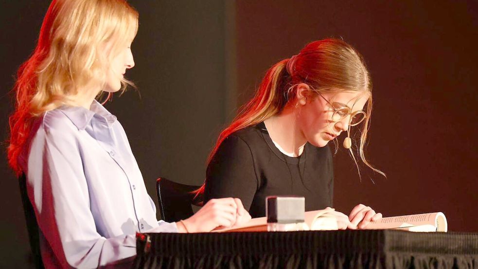 Deike Miege (links) und Lale Trieschmann lasen aus Albrecht Weinbergs Erinnerungen zur Pogromnacht und Auschwitz vor. Foto: Tobias Bruns