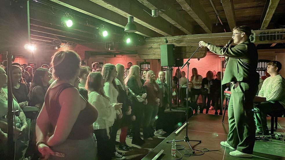 Rund 260 Fans waren ins Zollhaus-Café gekommen. Foto: Vivien Buntjer