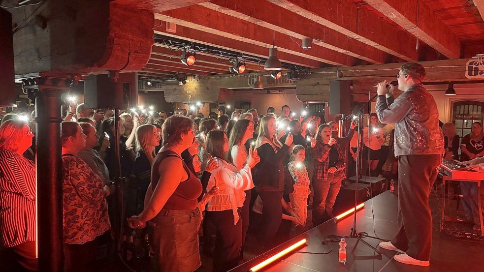 Die Lieder, die Marvin Tapper sang, kamen beim Publikum sehr gut an. Foto: Vivien Buntjer