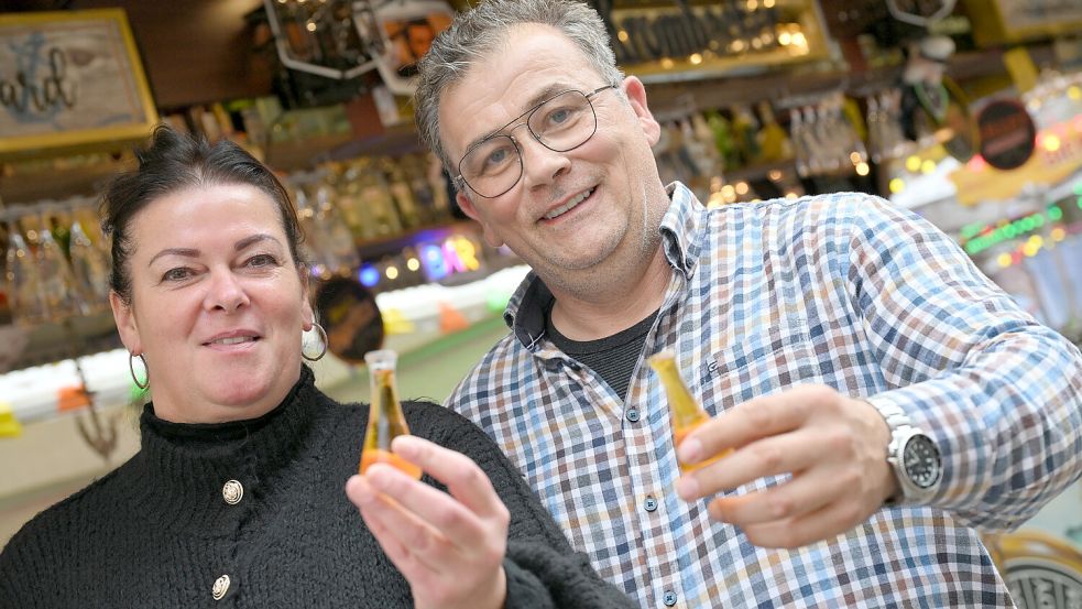 Peggy und Sascha Heine schenken auf dem Gallimarkt unter anderem Julischka aus. Foto: Klaus Ortgies