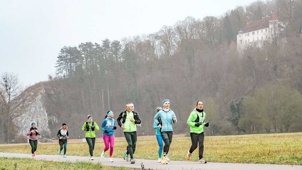 Solange kein Schnee auf den Straßen liegt, hat Joyce Hübner (Zweite von rechts) Freude an ihrem ehrgeizigen Projekt und joggt meistens mit ein paar Begleitern kreuz und quer durch Deutschland. Foto: Kolb