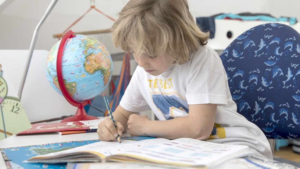 In Niedersachsen wird das schriftliche Dividieren aus dem Grundschul-Lehrplan gestrichen. Eine Osnabrücker Professorin versteht die Aufregung darüber nicht. Foto: IMAGO / Jochen Tack
