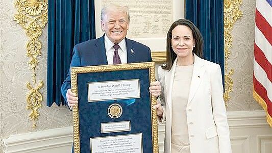 María Corina Machado übergibt Donald Trump ihre Friedensnobelpreismedaille. Foto: Daniel Torok/DPA