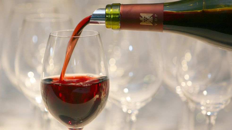 In Deutschland galt lange: Ein Glas Rotwein am Abend ist gut für die Gesundheit. Foto: Uwe Anspach/dpa