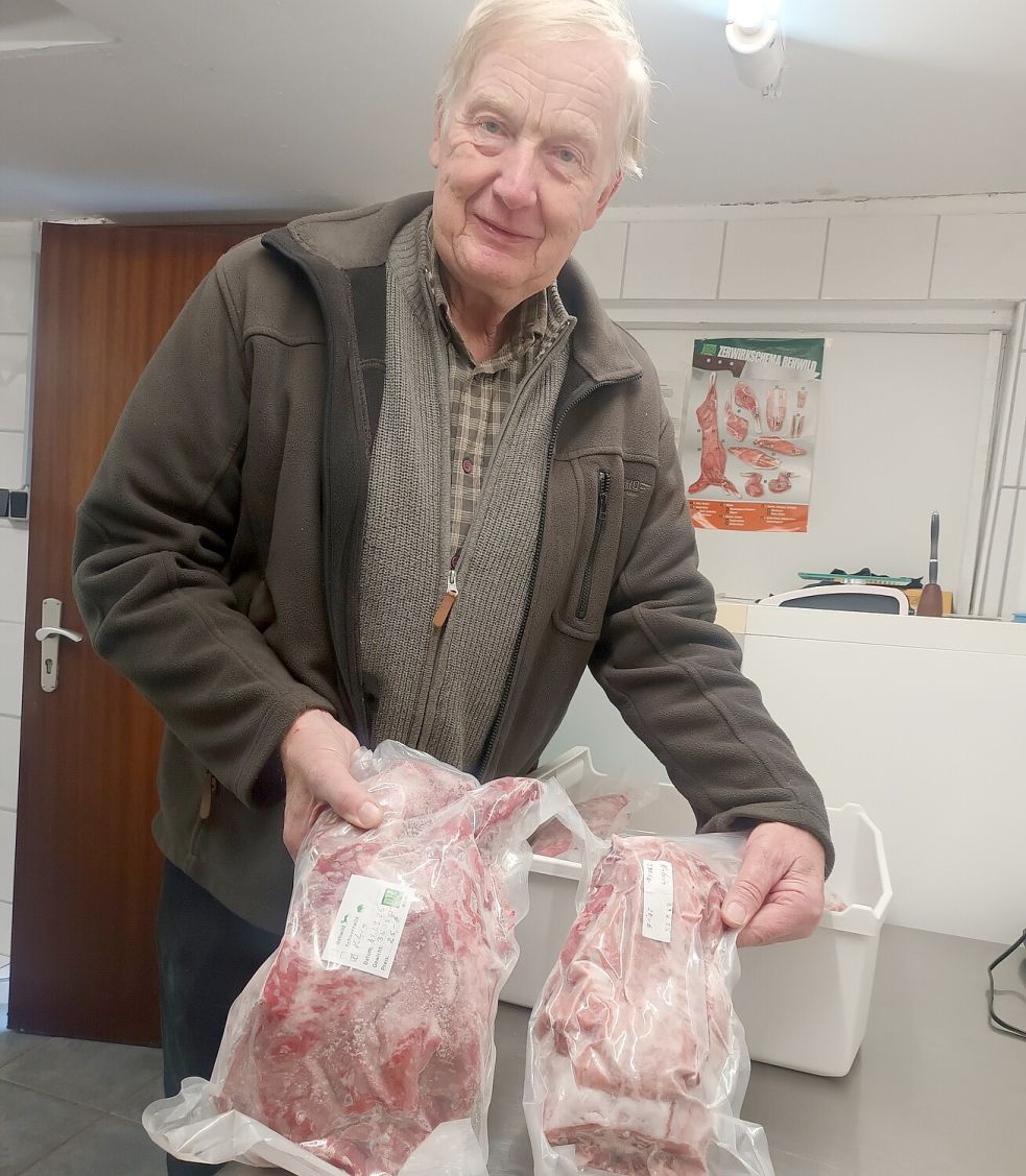 Der Jäger Peter Groot aus Isums verarbeitet die erlegten Nutrias verzehrfertig. Foto: Manfred Hochmann