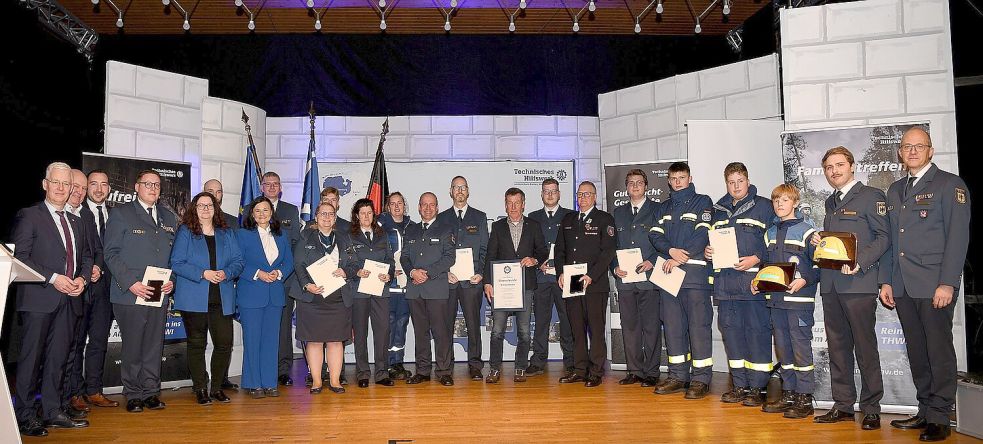 Die Geehrten und Gäste auf dem THW-Neujahrsempfang in Leer stellten sich nach der Urkundenübergabe zu einem Gruppenfoto auf. Fotos: Melchert Stromann