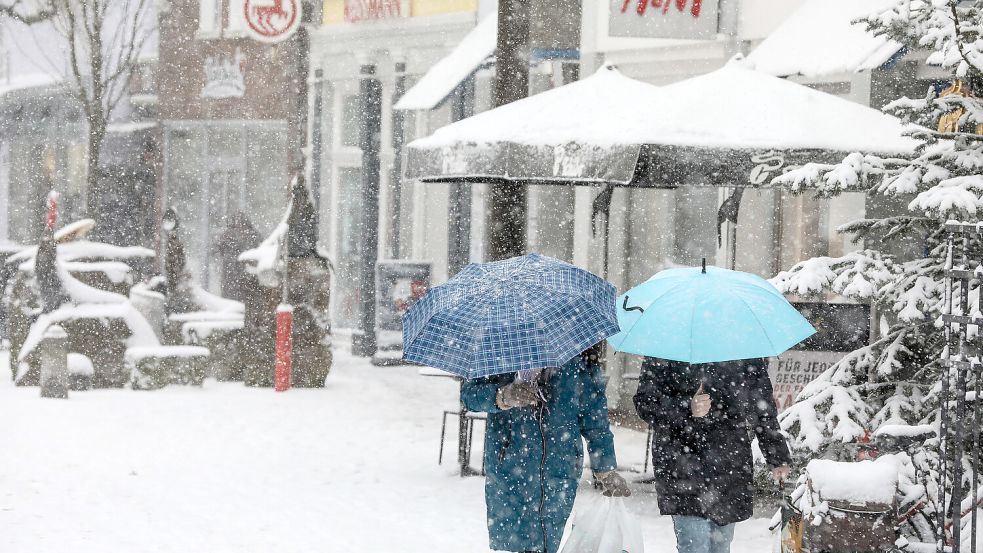Über Aurich hörte der Schneefall am Mittwoch nur selten auf. Foto: Claus Hock