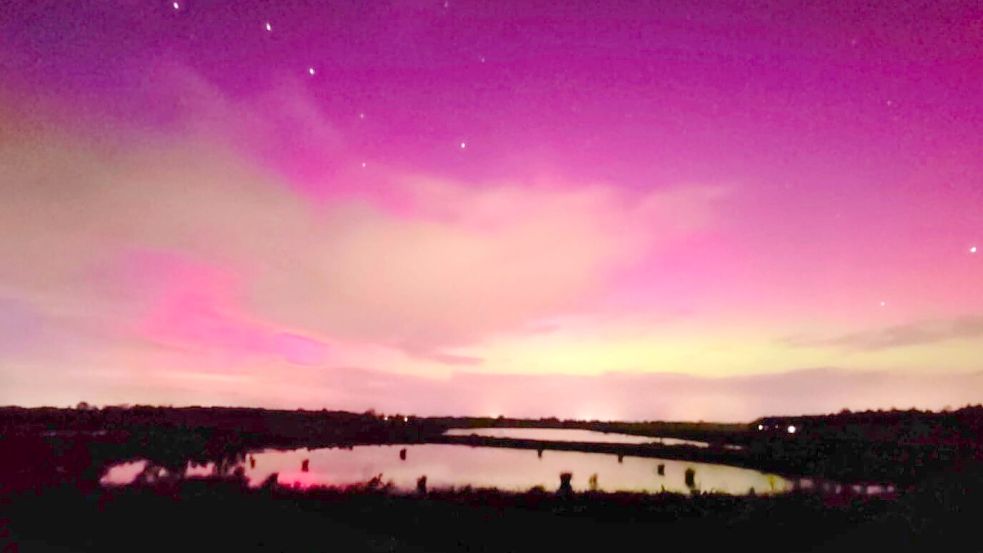Das Foto von Polarlichtern über Hinrichsfehn hat Nicole Siebert aus Wiesmoor an die Redaktion geschickt. Foto: Siebert