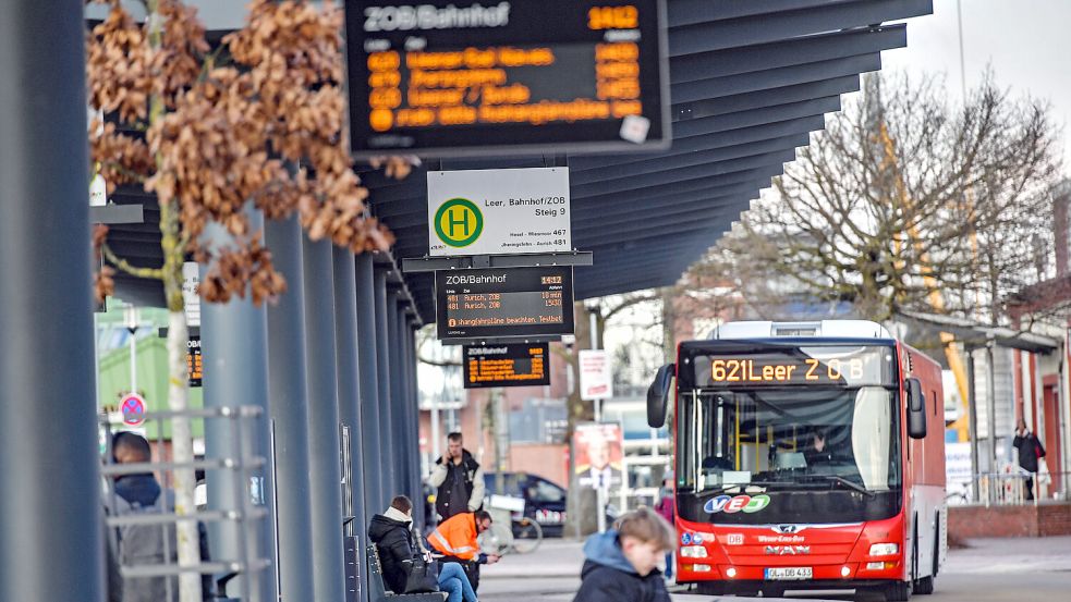 Der ZOB in Leer ist eine der Drehscheiben des Nahverkehrs in Ostfriesland. Wer mit dem Bus ankommt, kann dort in den Zug steigen – mit dem Deutschlandticket meistens ohne neue Fahrkarte. Foto: Klaus Ortgies/Archiv
