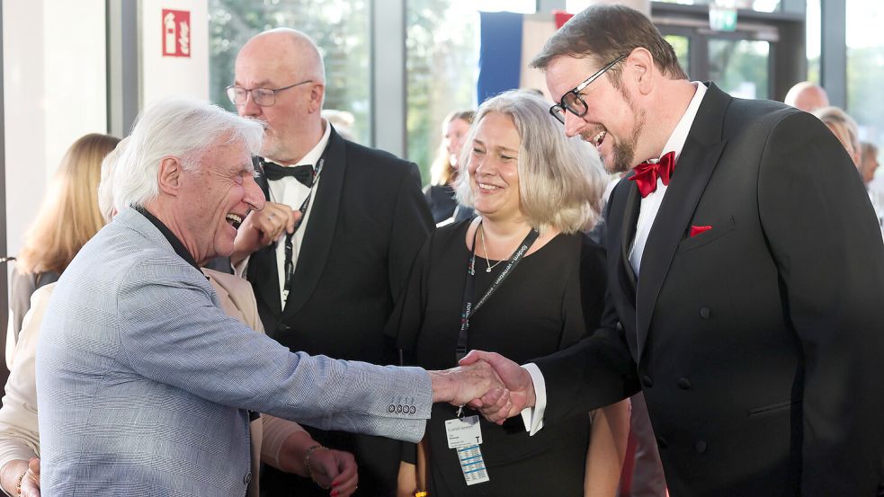 Ein besonderer Gast beim Internationalen Filmfest Emden-Norderney war 2025 Emil Steinberger (links). Hier schüttelt er Oberbürgermeister Tim Kruithoff die Hand. Birgit Momberger und Edzard Wagenaar im Hintergrund bilden die Doppelspitze des Festivals. Foto: Jens Doden/Archiv