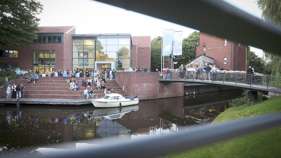 Zur Museumsnacht im August zieht es viele Besucher auch auf die Treppe vor der Kunsthalle. Foto: Jens Doden/Archiv