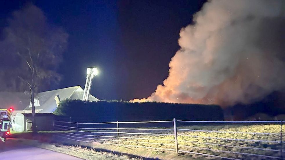 In Akelsbarg brach am frühen Montagmorgen ein Brand aus. Foto: Feuerwehr